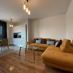 Deluxe Apartment With Balcony And Private Parking In Colvmna Residence