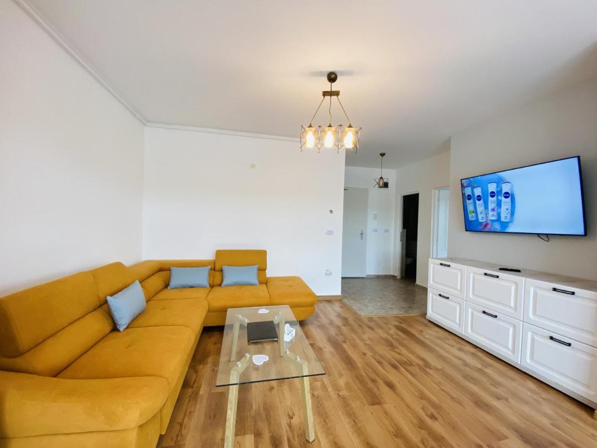 Deluxe With Balcony And Private Parking In Colvmna *