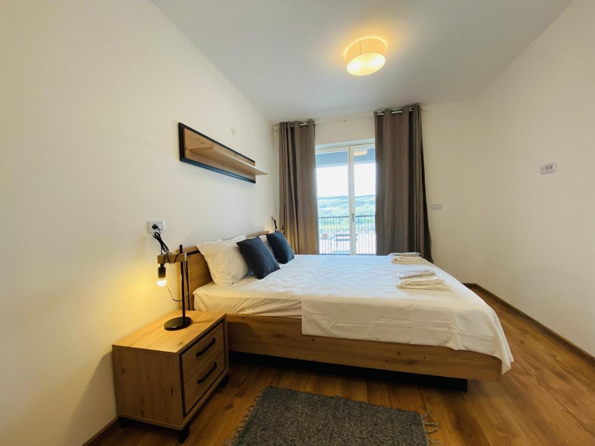 Deluxe With Balcony And Private Parking In Colvmna Căn hộ
