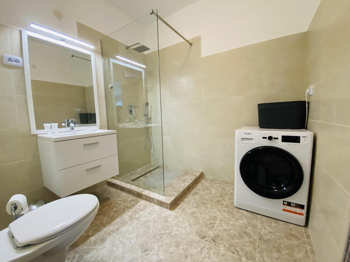 Deluxe With Balcony And Private Parking In Colvmna