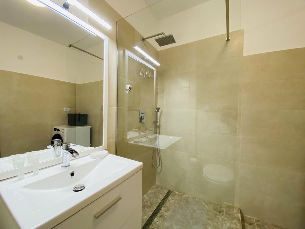 Deluxe With Balcony And Private Parking In Colvmna Căn hộ