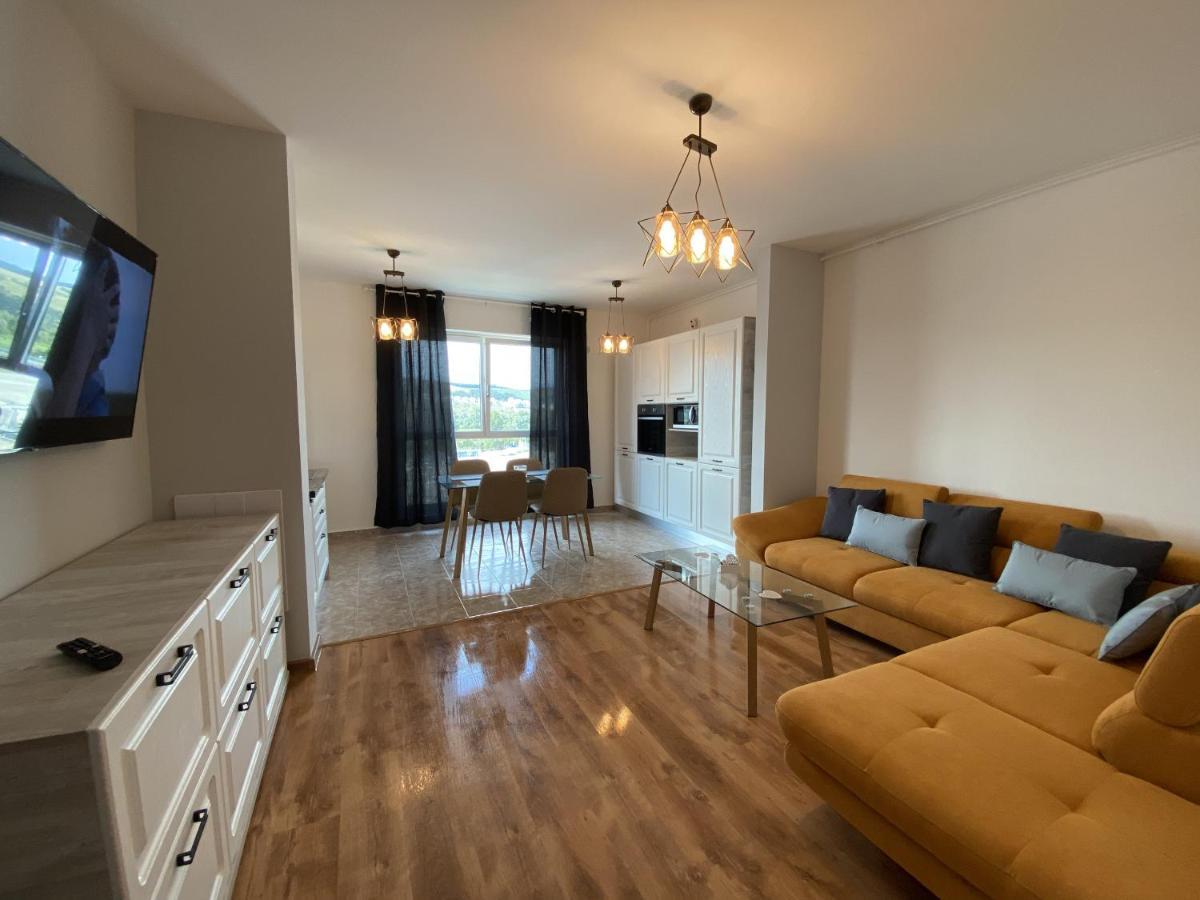 Deluxe With Balcony And Private Parking In Colvmna Căn hộ *