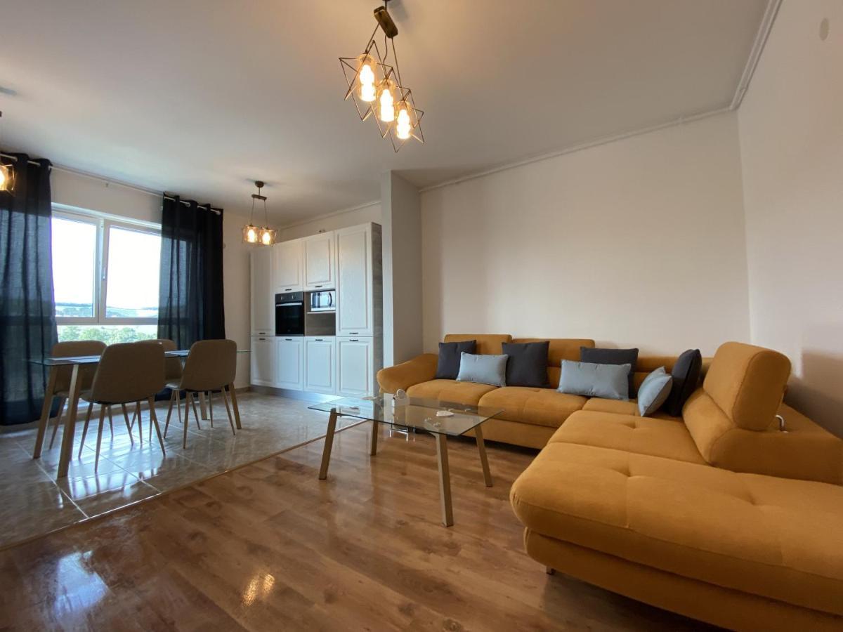 Deluxe With Balcony And Private Parking In Colvmna Căn hộ